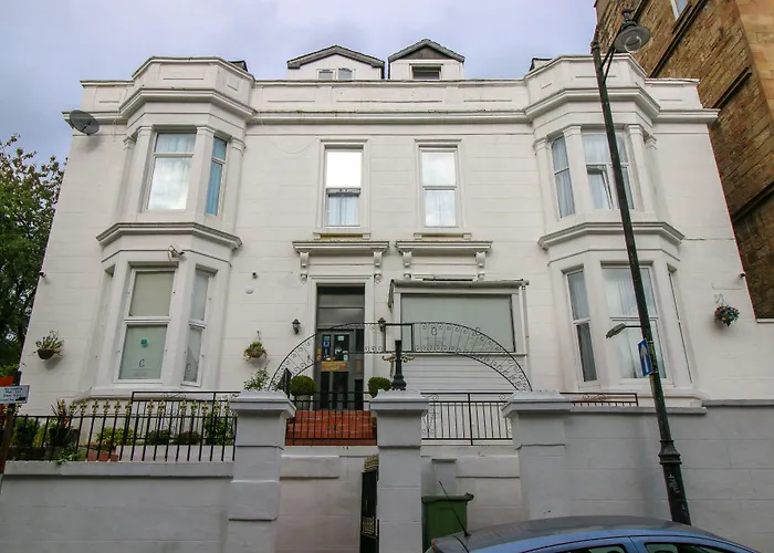 Guest house: Charing Cross Hotel